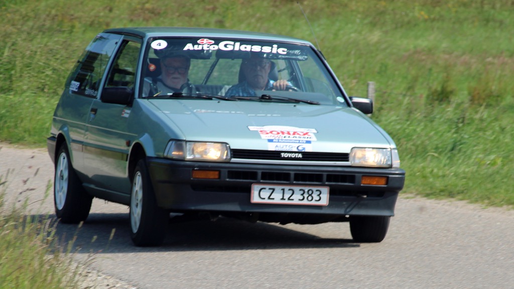 De førende i Elite klassen, brødrene Poul og Egon Brøndum fra Randers er her fanget på kameraet i 3. afdeling af DASU Classic Regularity mesterskabet der blev kørt med udgangspunkt fra Aars.
(Foto: Bjarne Andersen, AAS)